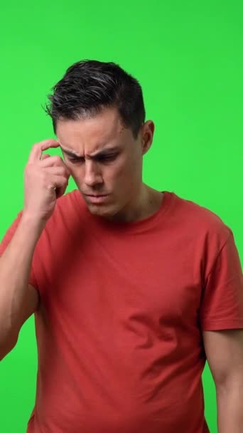Человек Сомневается Понимает Красной Рубашке Средний Выстрел Хрома Зеленый Фон — стоковое видео