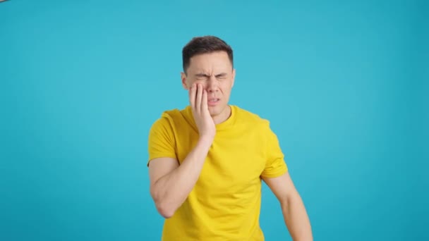 Відео Студії Блакитним Тлом Чоловіка Рукою Щоці Жестикулює Зубний Біль — стокове відео