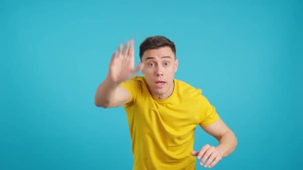 Video Studio Blue Background Man Gesturing Followed Partying — Stock Video