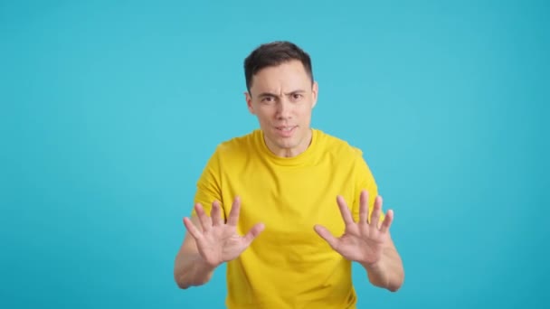 Video Studio Blue Background Man Advises Calm Hands Because Everything — Stock Video