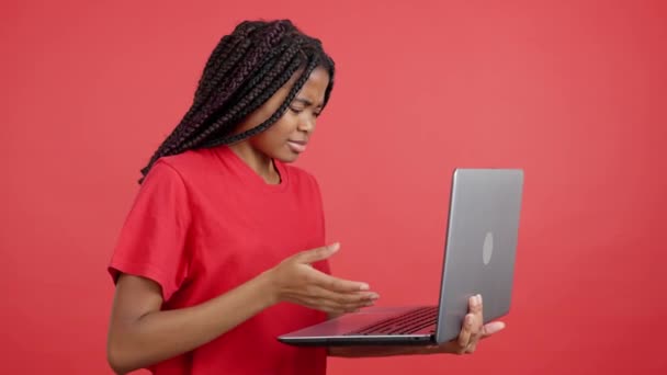 Mulher Africana Tendo Problema Com Laptop Estúdio Com Fundo Vermelho — Vídeo de Stock