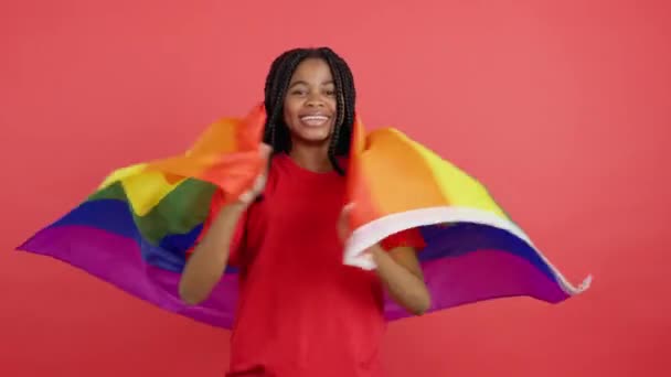 Счастливая Африканская Женщина Студии Красным Фоном Обернутая Флагом — стоковое видео