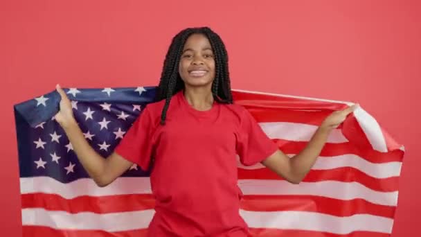 Glad Afrikansk Kvinna Insvept Med Usa Flagga Studio Med Röd — Stockvideo