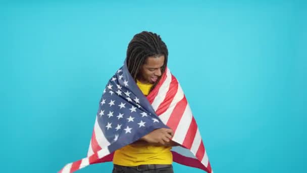 Щасливий Латинський Чоловік Дредлоками Обгортаючи Національний Прапор Північної Америки Студії — стокове відео