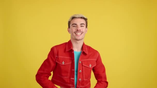 Szczęśliwy Gej Człowiek Otoczeniu Confetti Latające Powietrze Studio Żółty Tło — Wideo stockowe