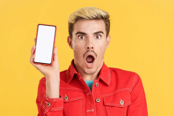 Verrast Gay Man Holding Een Mobiel Met Een Blanco Scherm — Stockfoto