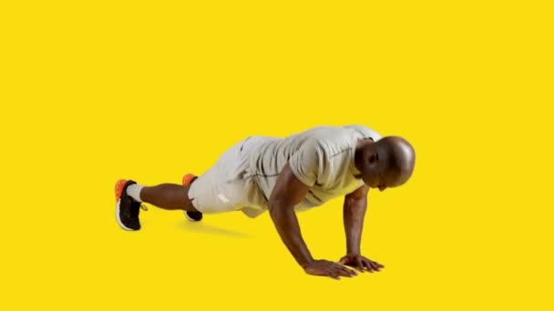 Stüdyoda Güçlü Bir Afrikalı Adamın Sarı Arkaplanlı Videosu Var — Stok video