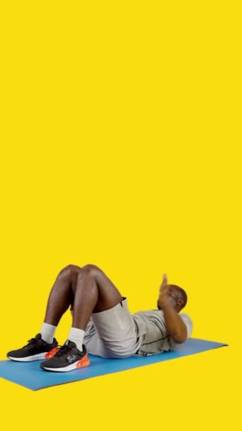 Film Studiu Żółtym Tłem Afrykańskiego Mężczyzny Macie Wykonującego Ćwiczenia Rolkowe — Wideo stockowe