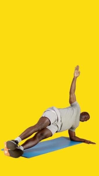 Vídeo Estúdio Com Fundo Amarelo Homem Africano Esportivo Fazendo Exercício — Vídeo de Stock