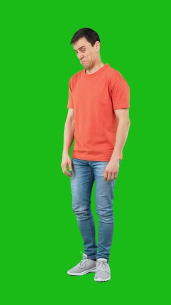 Full Length Man Jeans Oranje Shirt Kantelen Terug Kijken Naar — Stockvideo