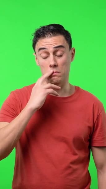 Düşünceli Adam Bir Şey Düşünüyor Kırmızı Gömlekli Orta Boy Krom — Stok video