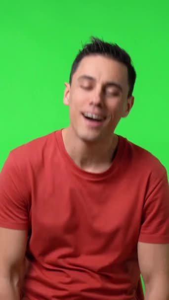 Мужчина Чувствует Удовольствие Расслабленный Красной Рубашке Средний Выстрел Хрома Зеленый — стоковое видео