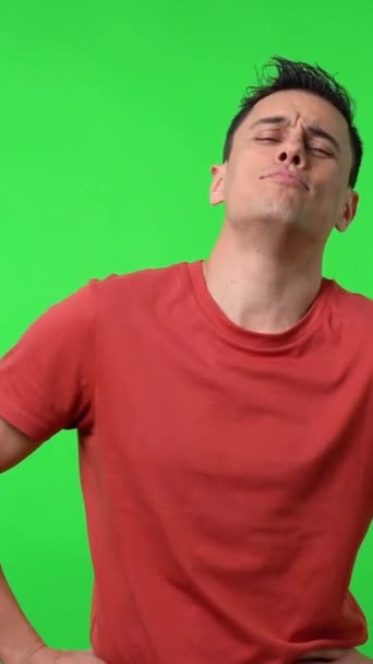 傲慢的男人 穿着一件红衬衫 彩色绿色背景 — 图库视频影像