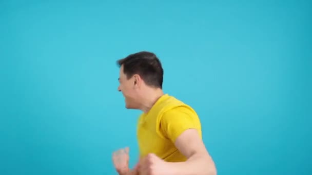 Heyecanlı Mutlu Bir Adamın Kutlama Dansının Mavi Arkaplanlı Videosu Stüdyoda — Stok video