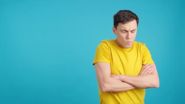 Video Studiu Modrým Pozadím Rozzlobený Muž Gestikuluje Přestat Zvedat Ruku — Stock video