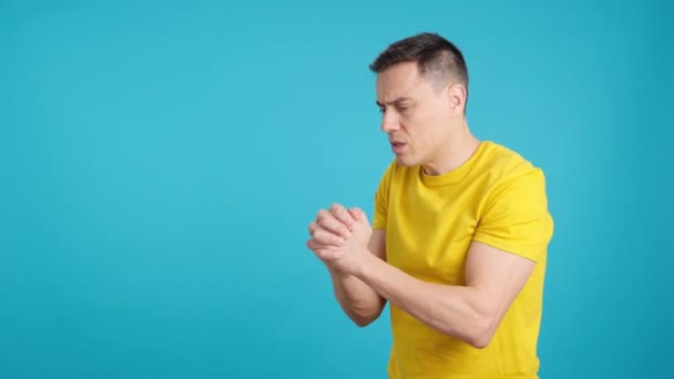 Vídeo Estúdio Com Fundo Azul Homem Joga Confete Mesmo Como — Vídeo de Stock