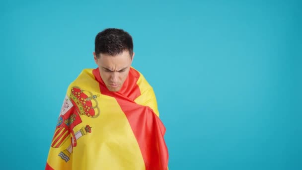 Видео Студии Голубым Фоном Гордого Человека Обернутого Испанским Флагом Смотрящего — стоковое видео
