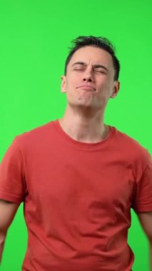 Geleceğe güveni tam iyimser bir adam. Kırmızı gömlekli. Orta boy. Krom yeşil arkaplan.