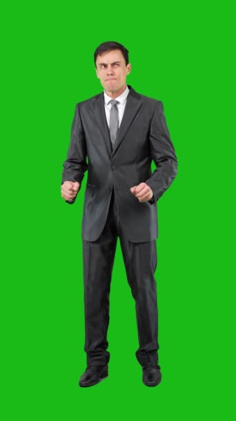 穿着西服的男企业家站在彩色键前 鬼鬼祟祟地笑着制定邪恶的计划和玩弄双手 — 图库视频影像