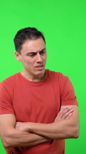Uomo Preoccupato Qualcosa Con Una Camicia Rossa Colpo Medio Cromo — Video Stock