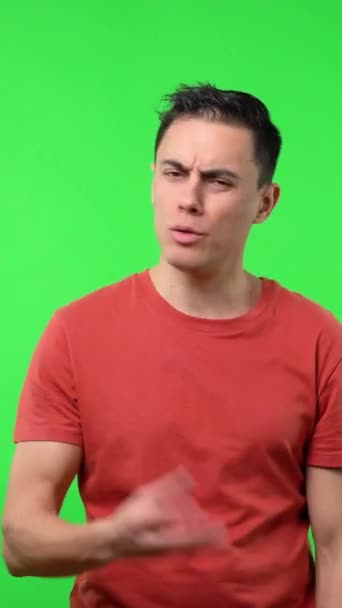 Homem Dizer Que Gostava Mesmo Comida Com Uma Camisa Vermelha — Vídeo de Stock