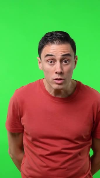 良いニュースを得て 彼が踊り始めるほど幸せになる男 赤いシャツを着て 中発だ クロマグリーンの背景 — ストック動画