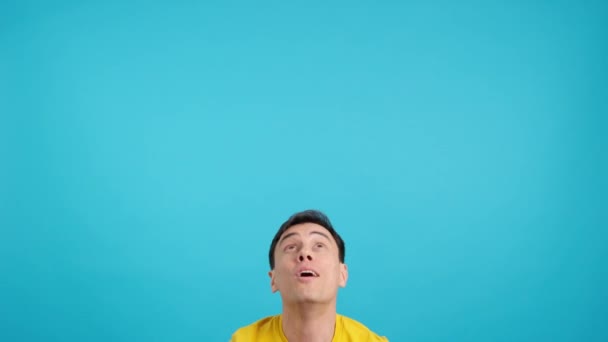 Video Studio Blue Background Happy Man Pointing Blank Space — Stock Video