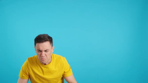 Video Studio Med Blå Bakgrund Man Sniffar Dålig Lukt Och — Stockvideo