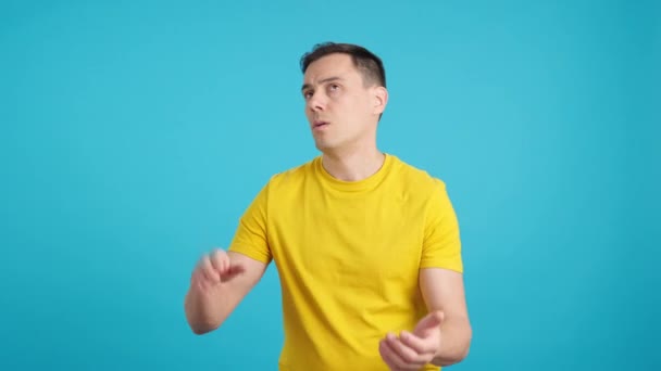 Video Studio Blue Background Disgruntled Disappointed Man Applauding Ironically Camera — Stock Video