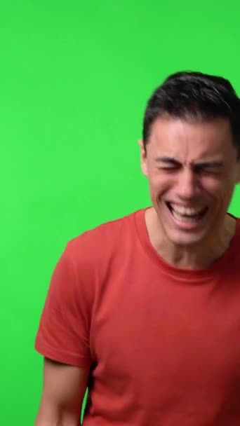 Człowiek Śmieje Się Głos Czerwonej Koszuli Średni Strzał Chroma Zielone — Wideo stockowe
