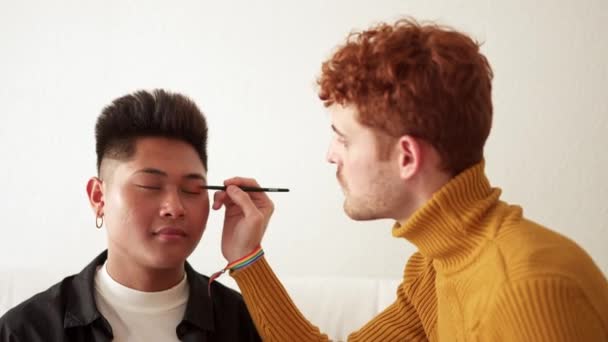 Cámara Lenta Video Concentrado Gay Hombre Aplicación Maquillaje Pareja Casa — Vídeos de Stock