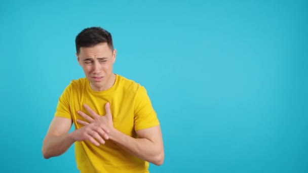 Video Studio Blue Background Hurt Man Gestures His Hand Stay — Stock Video