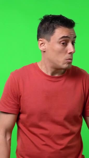 Man Vraagt Stilte Met Rood Shirt Middelmatig Schot Chroma Groene — Stockvideo