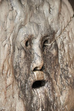 Cosettin 'deki Santa Maria Kilisesi' ndeki meşhur Doğruluk Ağzı 'nın mermer heykelinin ayrıntıları. Roma' daki pano forumunun yanında.