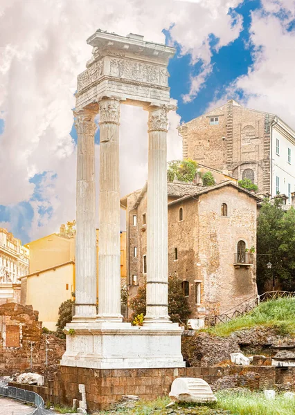 マルセロ劇場の隣にあるローマのアポロ ウガーノの古典的な寺院 — ストック写真