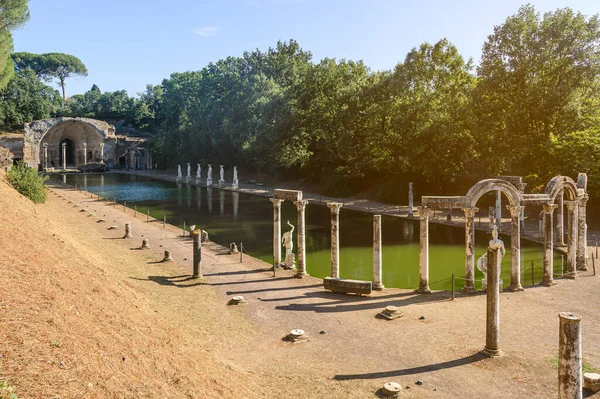Roma 'nın hemen dışındaki Tivoli' deki İmparator Hadrian 'ın villasından Canopus.