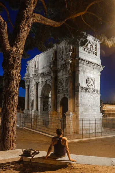 Arc Constantin Nuit Avec Touriste Assis Devant Monument — Photo