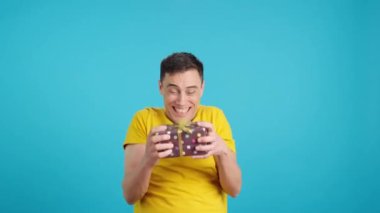 Stüdyoda mavi arka planda, sevdiği hediyeyi alan mutlu bir adamın videosu var. Çerçeve boş başlar, adam aşağıdan görünür ve altta kaybolur..