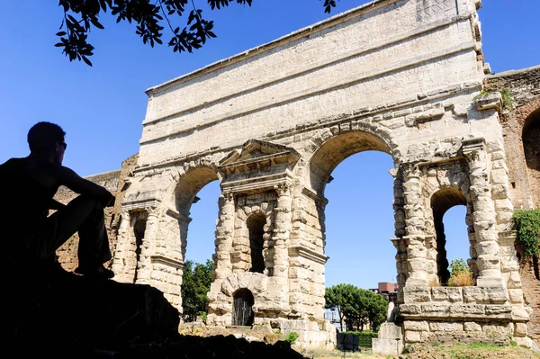 Silhueta Viajante Sentado Admirando Porta Maggiore Roma — Fotografia de Stock