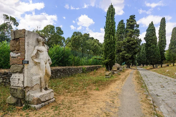 Vista Del Famoso Camino Appio Con Una Estatua Heroico Desnudo Imagen De Stock
