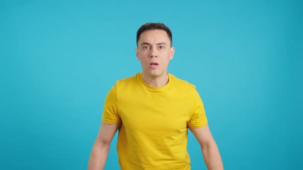 Stüdyoda Beyaz Bir Adamın Mavi Arka Planlı Görüntüsü Var — Stok video