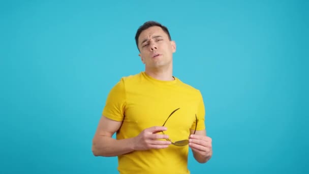 Vídeo Estúdio Com Fundo Azul Chulo Homem Colocando Seus Óculos — Vídeo de Stock