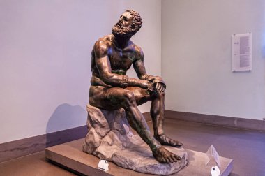 Roma, İtalya, 22 Ağustos 2008: Bronz güreşçi heykeli. Tam atış. Palazzo Massimo. Ulusal Roma Müzesi