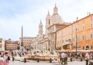 Roma şehrindeki ünlü Piazza Navona manzarası