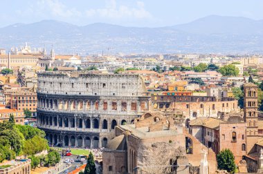 Roma 'nın Vittoriano' dan kolezyum, Maxentius Bazilikası, Santa Francesca Romana Kilisesi ve uzaktaki Aziz John Lateran Bazilikası 'nın panoramik görüntüsü.