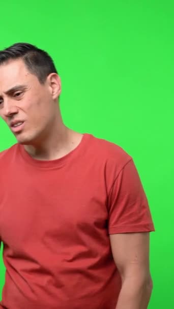 Triste Hombre Siento Algo Con Una Camisa Roja Tiro Medio — Vídeo de stock