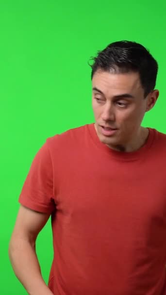 Hombre Tímido Muy Nervioso Con Una Camisa Roja Tiro Medio — Vídeos de Stock