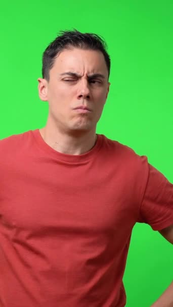 Hombre Mirando Alguien Deja Mirarlo Con Una Camisa Roja Tiro — Vídeos de Stock