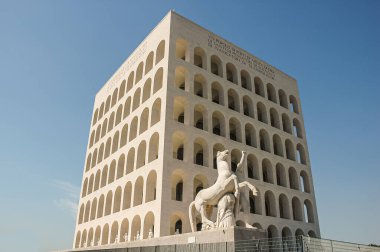 Roma, İtalya, 26 Ağustos 2008: İtalyan Uygarlığı Sarayı. Ön cephede şöyle yazılıydı: Bir şair ulusu kahramanlar, düşünürler, azizler bilim adamları, göçmenler..