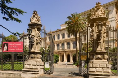 Roma 'daki Barberini Sarayı' nın girişinin görüntüsü.